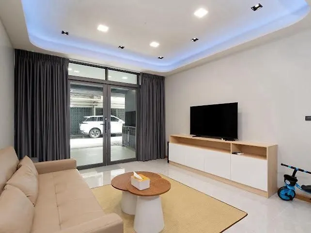 Elegant 3br Townhouse Near Siam & Bts 6 Guests Apartment Bangkok